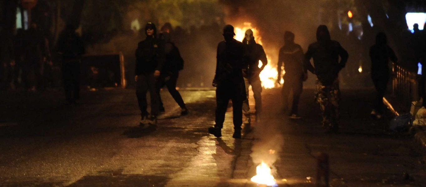 Στάζουν μίσος για το Έθνος οι αναρχικοί: «Γ@μώ την Ελλάδα & τη χριστιανοσύνη σας» – Ιδού τι φώναζαν χθες – Βίντεο – ΜΑΤατζής σώζει την Ελληνική σημαία